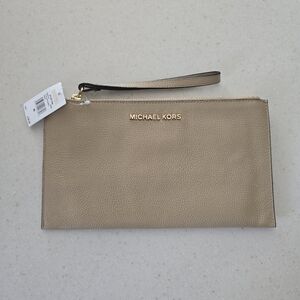NWT Michael Kors LG jet set travel wristlet
